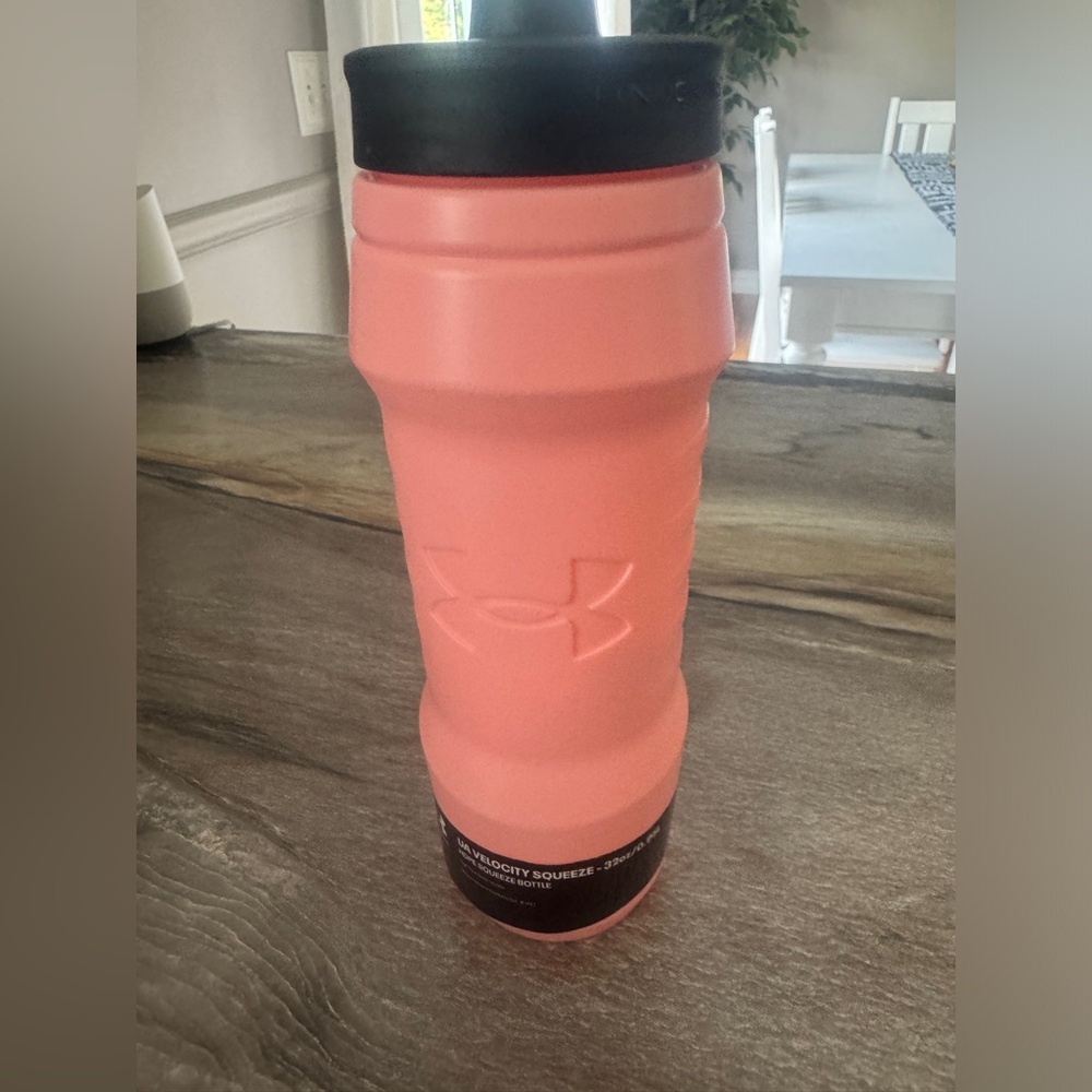 New Under Armour UA Velocity Squeeze 32 oz Athletic Water Bottle